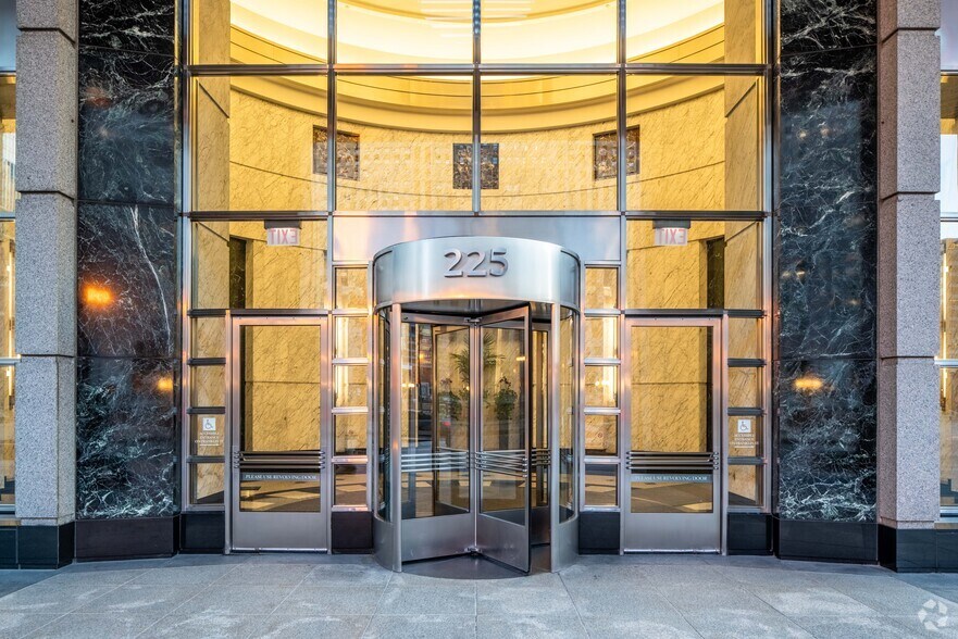 225 W Wacker Dr, Chicago, IL à louer - Photo du bâtiment - Image 2 de 5