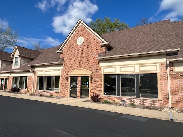 4 Cedar Ridge Dr, Lake In The Hills, IL à louer - Photo du bâtiment - Image 3 de 6