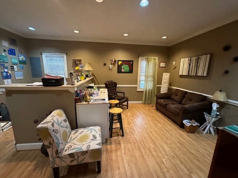 860 Salisbury St, Kernersville, NC à vendre - Photo du bâtiment - Image 2 de 5