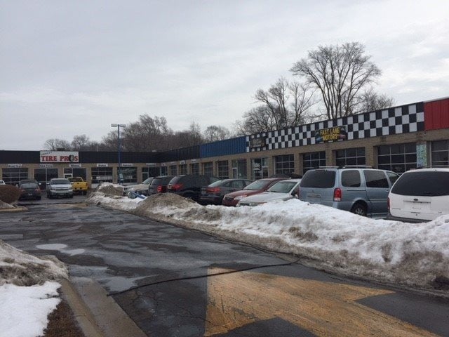 1701-1719 E Riverside Blvd, Rockford, IL for lease - Primary Photo - Image 1 of 3