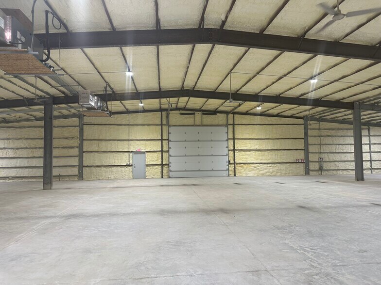 3190 Hwy 69 N, Nederland, TX à louer - Photo du bâtiment - Image 2 de 3