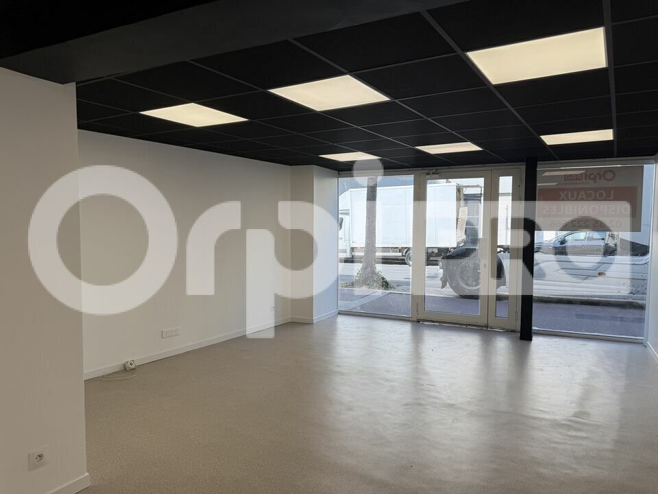 Retail in Le Havre for lease Interior Photo- Image 1 of 8