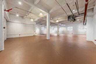 3906 Crescent St, Long Island City, NY for lease Interior Photo- Image 1 of 6