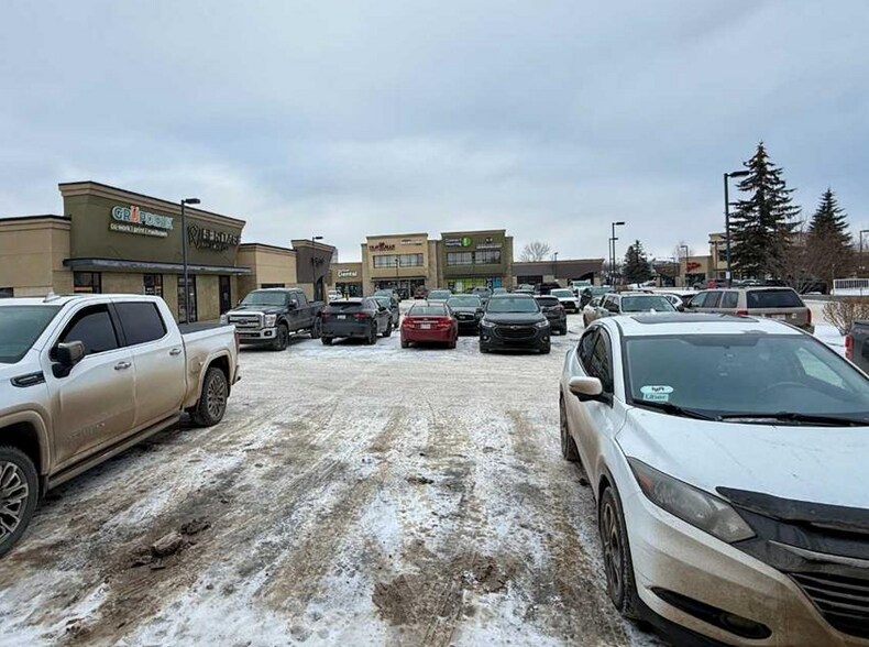 5212 48 St, Red Deer, AB à louer - Photo du bâtiment - Image 2 de 56