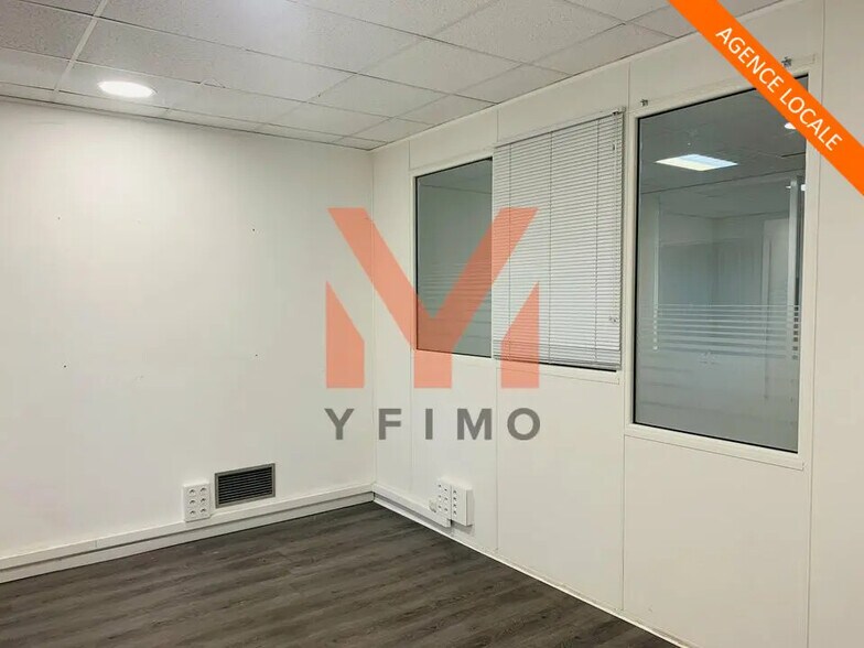 Office in Poissy for lease - Interior Photo - Image 2 of 5