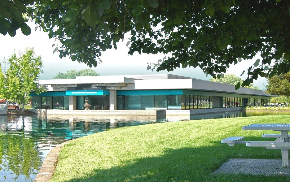 70 Stony Point Rd, Santa Rosa, CA à louer - Photo du bâtiment - Image 2 de 4