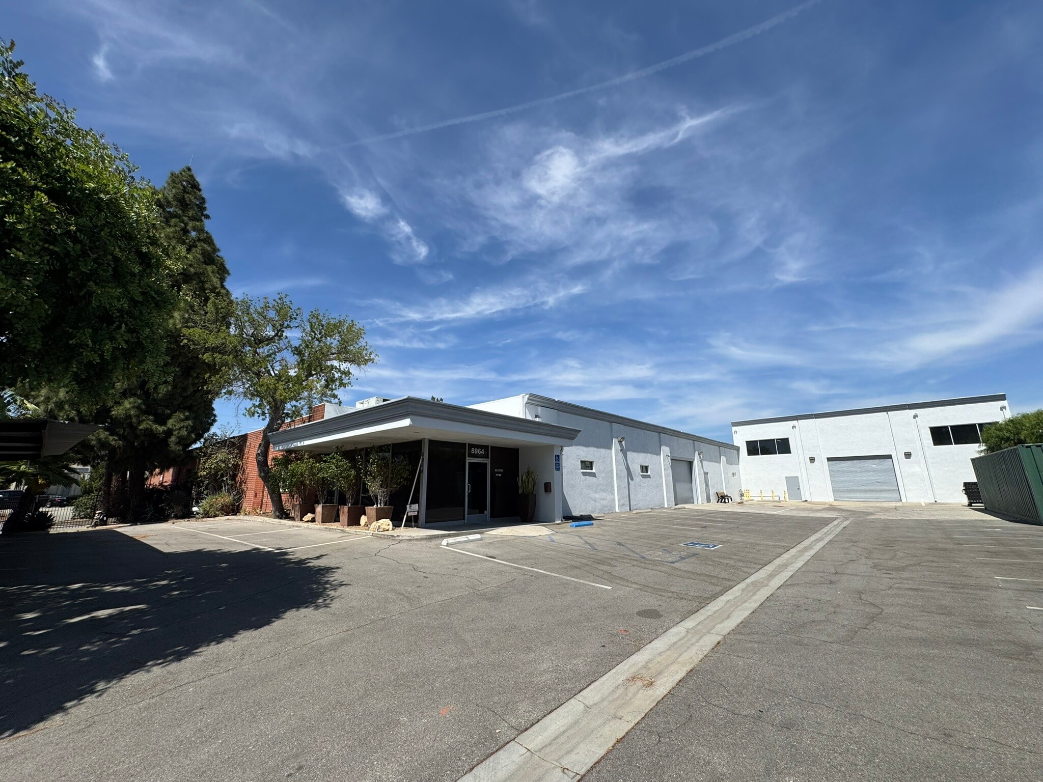 8964 Oso Ave, Chatsworth, CA à louer Photo du bâtiment- Image 1 de 4