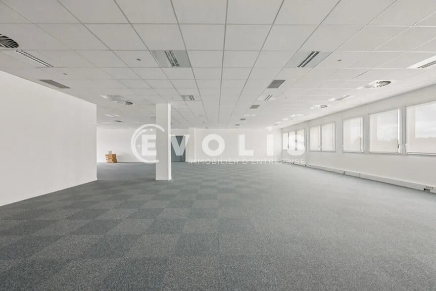 Office in Bondy for lease - Interior Photo - Image 2 of 13