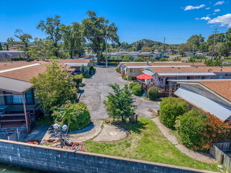 2776 Lakeshore Blvd, Lakeport, CA à vendre - Photo du bâtiment - Image 2 de 35