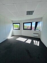 Flex in Montigny-le-Bretonneux for lease Interior Photo- Image 2 of 8