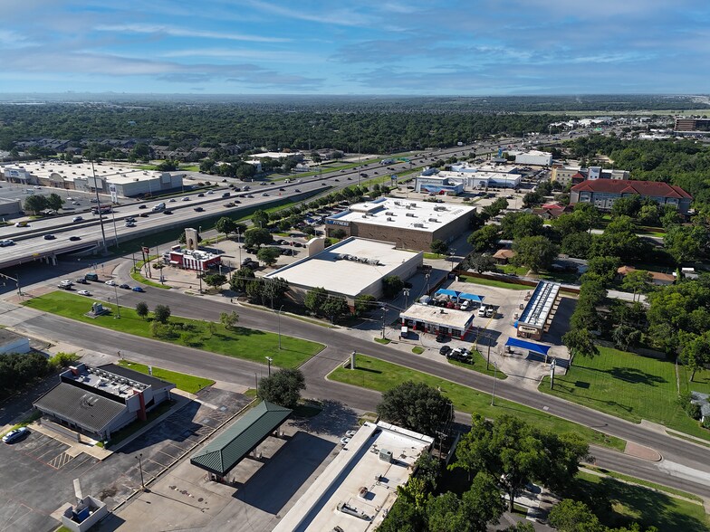 747 NE Loop 820, Hurst, TX à vendre - Photo du bâtiment - Image 2 de 6