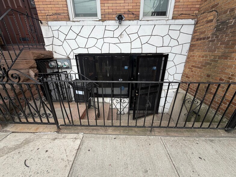 7508 Metropolitan Ave, Middle Village, NY for lease - Primary Photo - Image 1 of 18