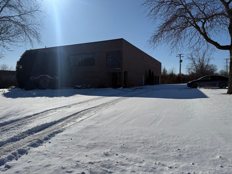 1881 Industrial Dr, Libertyville, IL à louer - Photo du bâtiment - Image 2 de 22