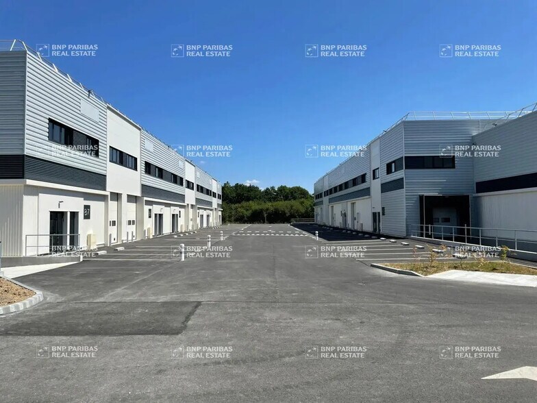 Bureau dans Saint-Aignan-Grandlieu à louer - Photo du bâtiment - Image 2 de 14