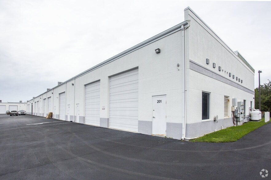 10801 Sunset Plaza Cir, Fort Myers, FL à vendre - Photo du bâtiment - Image 2 de 17