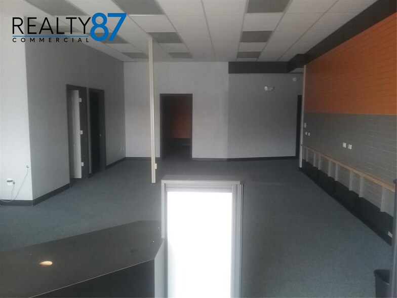 1146 Blairs Ferry Rd NE, Cedar Rapids, IA à louer - Photo du bâtiment - Image 2 de 11