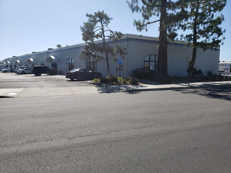 21110-21129 Osborne St, Canoga Park, CA à louer - Photo du bâtiment - Image 2 de 11
