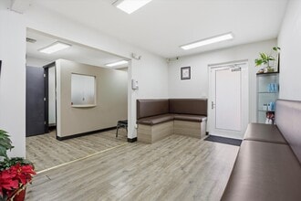 980 NE 126th St, North Miami, FL for lease Lobby- Image 1 of 10