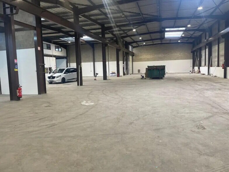 Industrial in Le Thillay for lease - Building Photo - Image 2 of 16