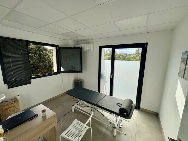 Bureau dans Velaux à louer - Photo du bâtiment - Image 1 de 3