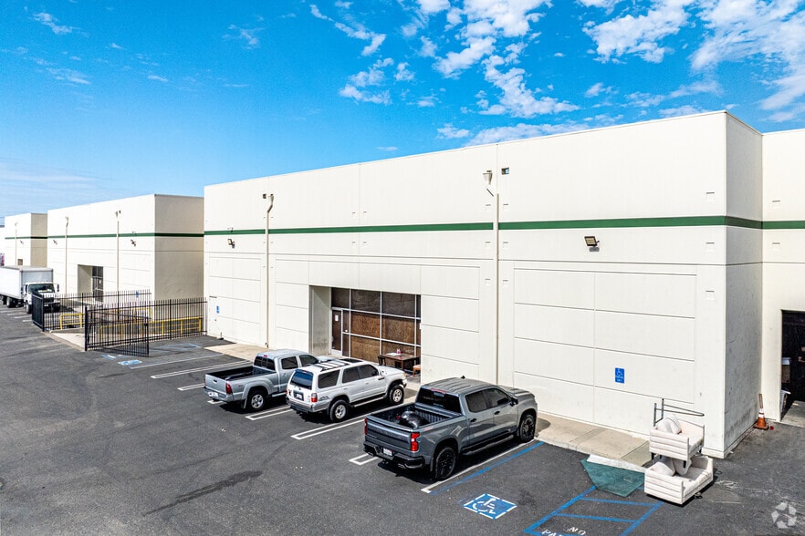 18037 S Broadway St, Carson, CA for lease - Building Photo - Image 2 of 12