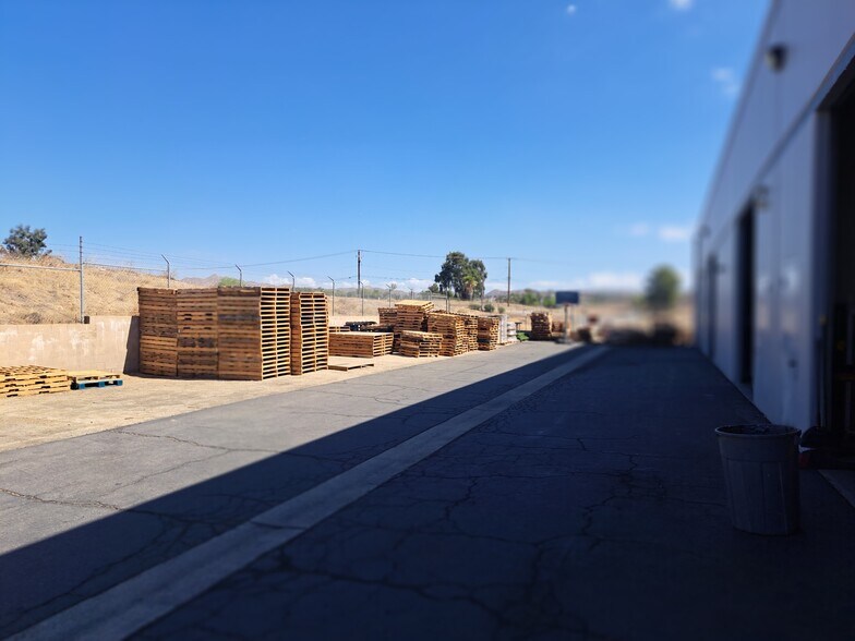 29885 2nd St, Lake Elsinore, CA à louer - Photo du bâtiment - Image 2 de 6