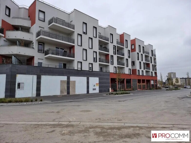 Retail in Melun for lease - Building Photo - Image 1 of 6