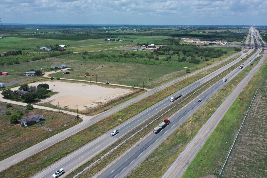 8273 W Interstate 10, Seguin, TX à louer - Aérien - Image 2 de 5
