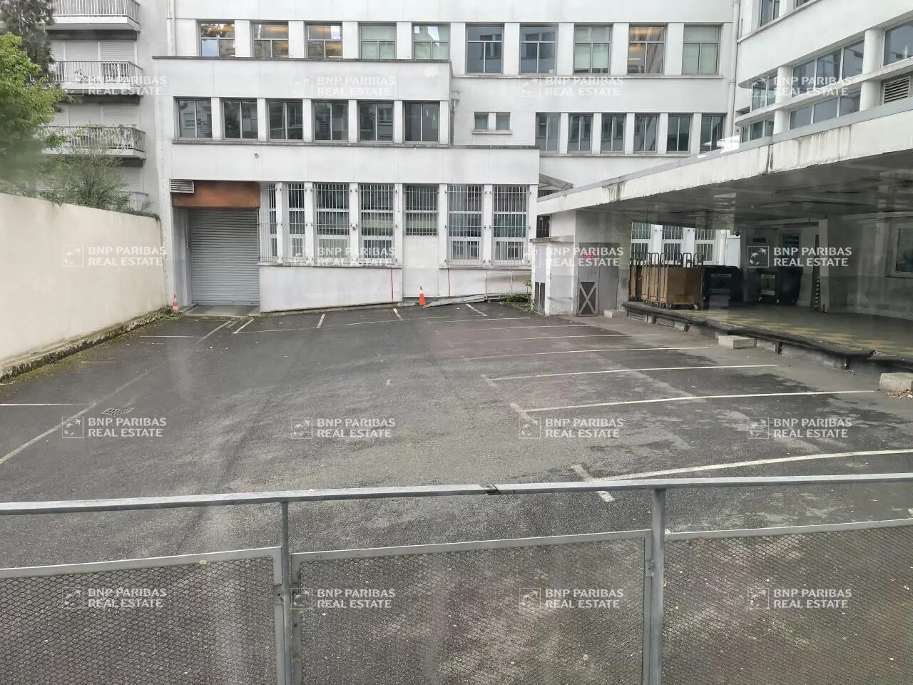 Flex dans Paris à louer Photo du bâtiment- Image 1 de 2