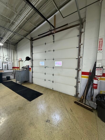 3921 32nd St, Port Huron, MI for sale - Interior Photo - Image 3 of 9