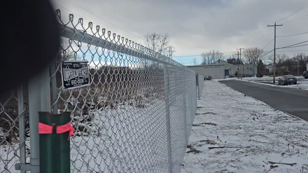 2217 Allen ave, Niagara Falls, NY à louer - Vidéo sur l’inscription commerciale - Image 2 de 5