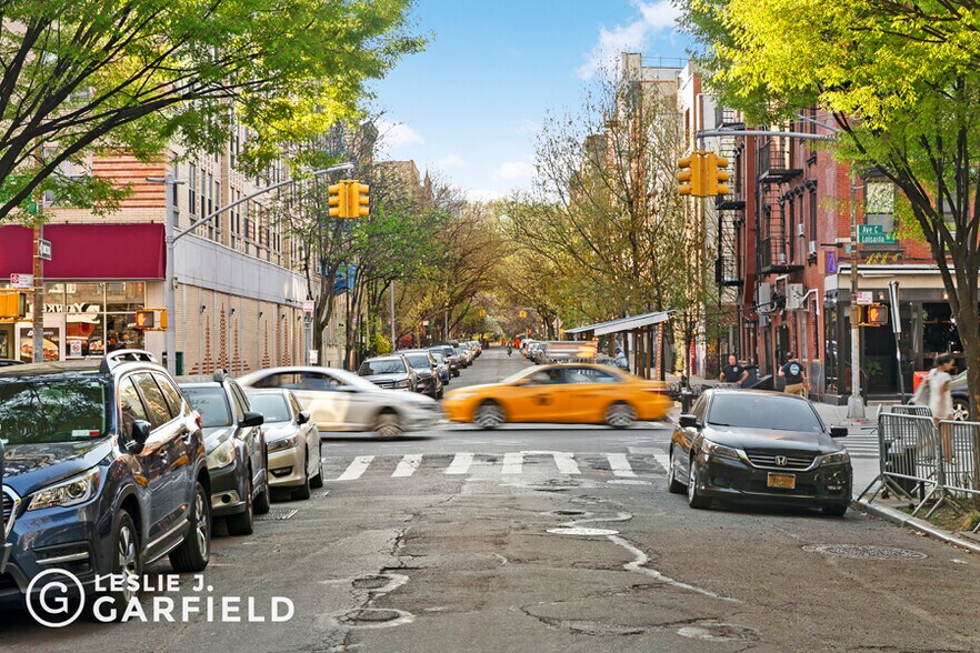 356 E Eighth St, New York, NY à louer - Photo du bâtiment - Image 2 de 5