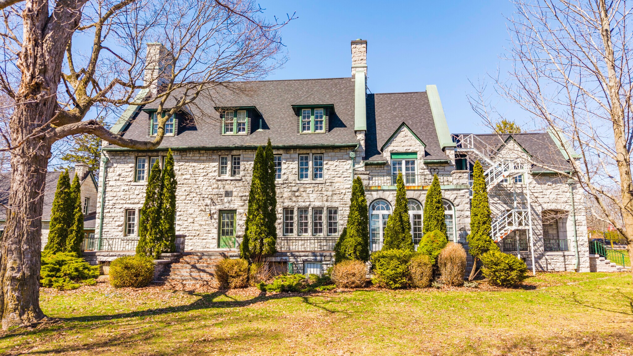 440 King St W, Kingston, ON à vendre Photo du bâtiment- Image 1 de 27