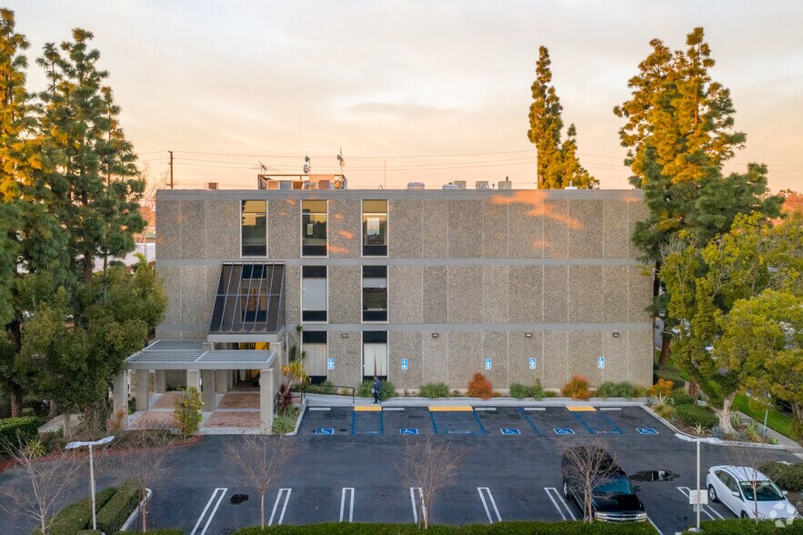 1950 E 17th St, Santa Ana, CA à louer - Photo du bâtiment - Image 3 de 28