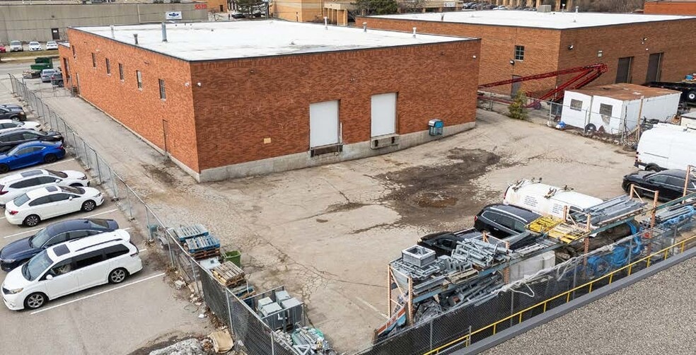 5585 Timberlea Blvd, Mississauga, ON for sale - Building Photo - Image 3 of 6