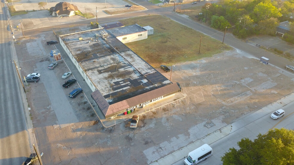 1302 E Crestwood Dr, Victoria, TX for sale - Building Photo - Image 2 of 7