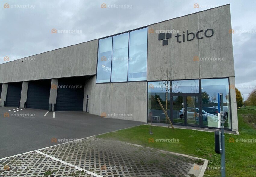 Industrial in Carvin for lease - Building Photo - Image 2 of 9