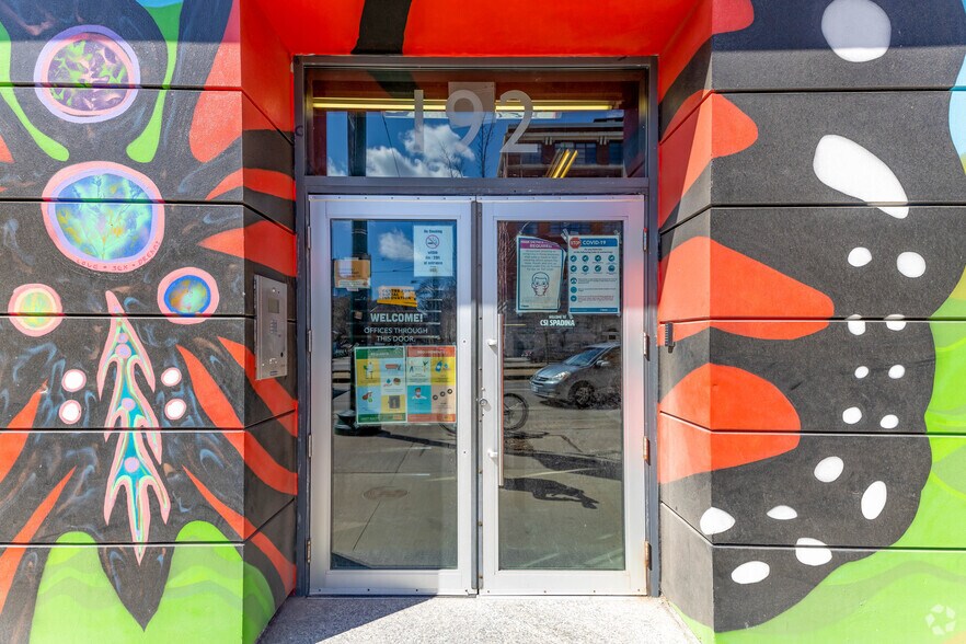 192 Spadina Ave, Toronto, ON à louer - Photo du bâtiment - Image 2 de 5