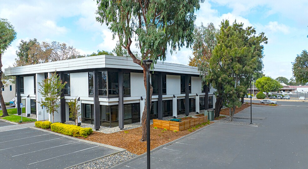 1900 Embarcadero Rd, Palo Alto, CA à vendre - Photo du bâtiment - Image 2 de 4