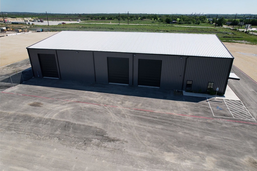 729 Soechting Industrial Park portfolio of 7 properties for sale on LoopNet.ca - Building Photo - Image 2 of 6
