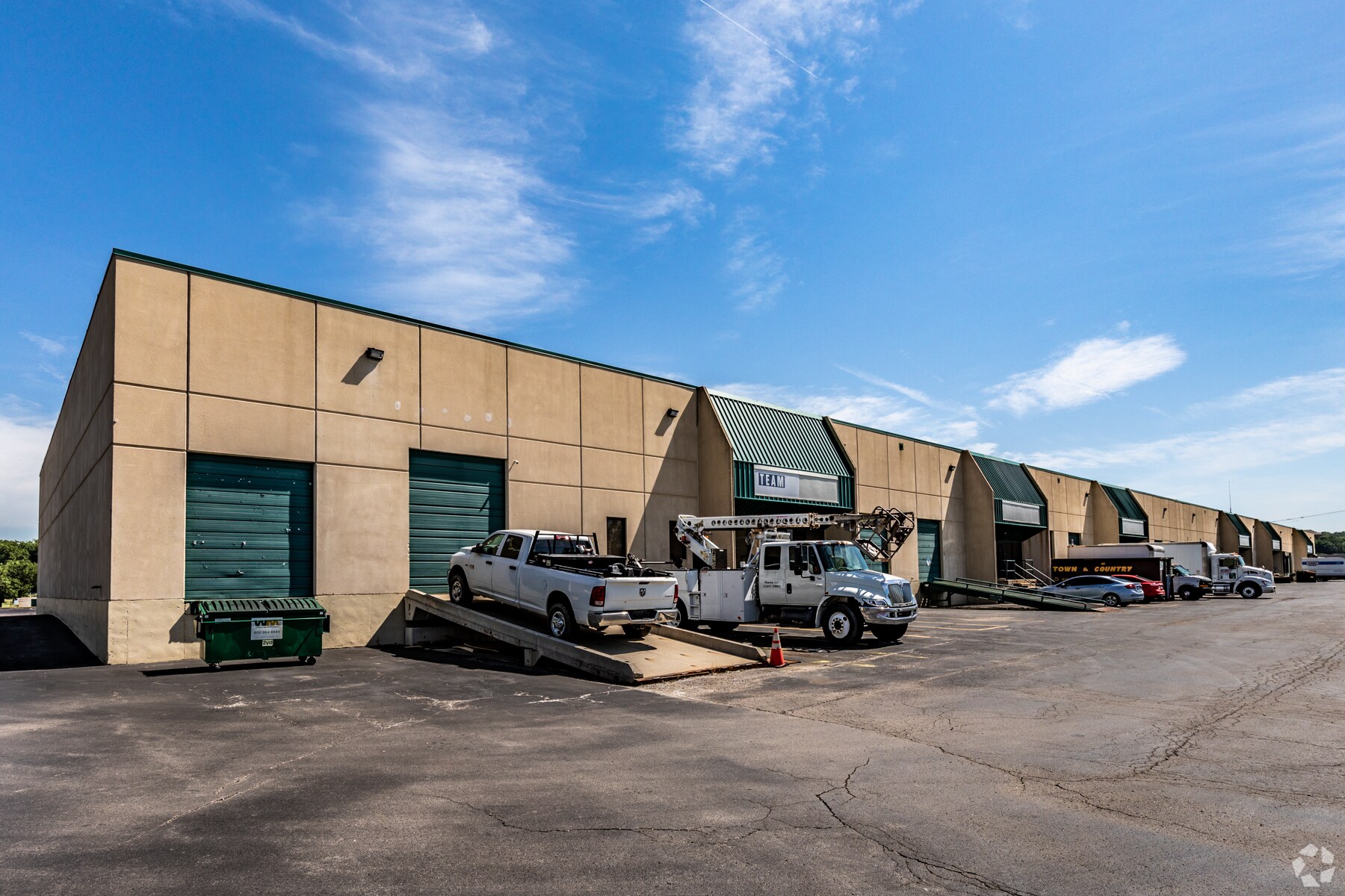 400-446 NW Business Park Ln, Riverside, MO à louer Photo du bâtiment- Image 1 de 8