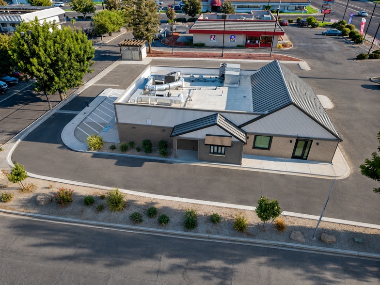 6740 N Blackstone Ave, Fresno, CA for sale - Building Photo - Image 2 of 13