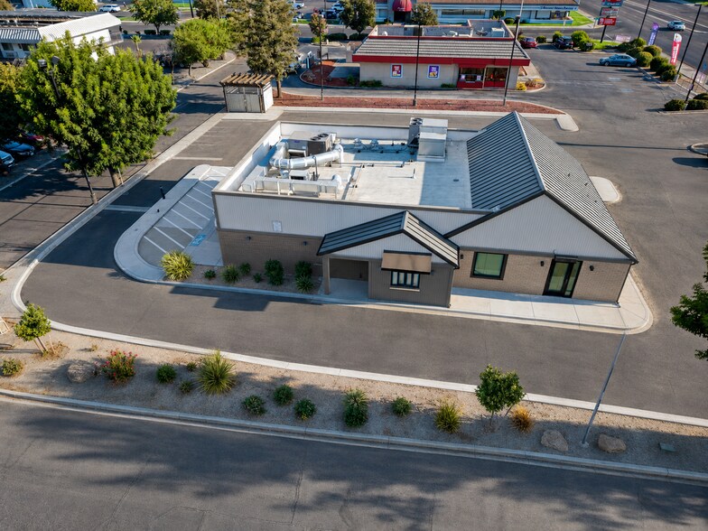 6740 N Blackstone Ave, Fresno, CA à vendre - Photo du bâtiment - Image 2 de 13