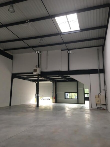 Flex in Viry-Châtillon for lease - Interior Photo - Image 3 of 3