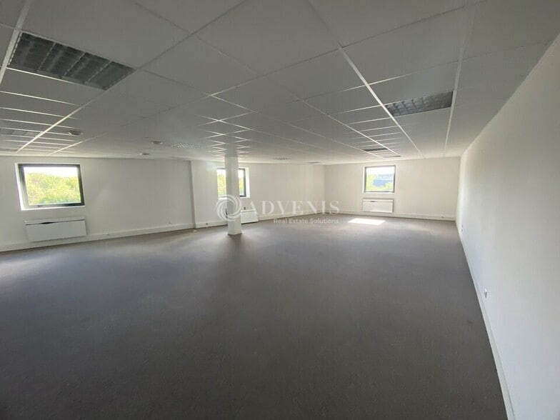 20 Avenue Des 3 Peuples, Montigny-le-Bretonneux for lease - Interior Photo - Image 3 of 6
