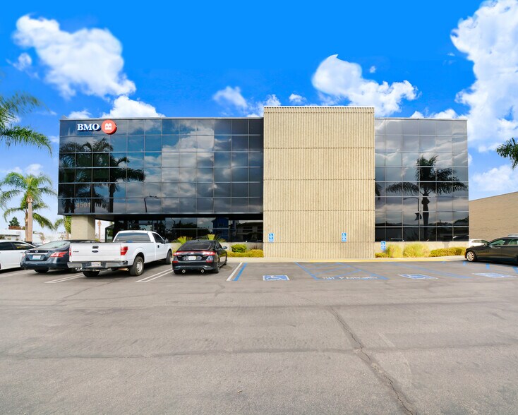 4501 E La Palma Ave, Anaheim, CA à louer - Photo du bâtiment - Image 1 de 12