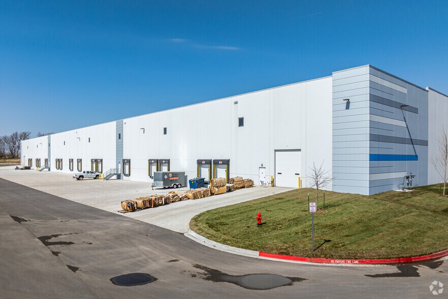 1100 NW Main St, Lee's Summit, MO à louer - Photo principale - Image 3 de 3