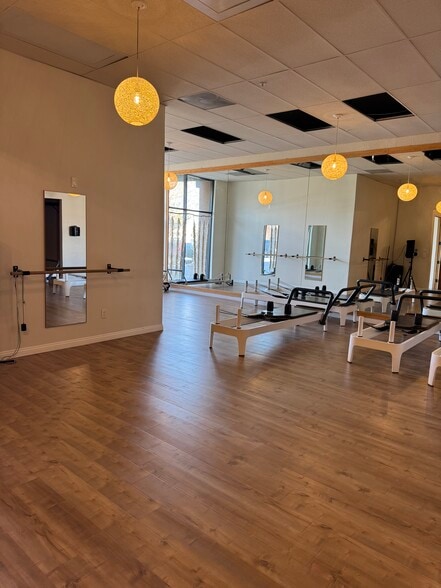 23460 Cinema Dr, Valencia, CA for lease - Building Photo - Image 2 of 18