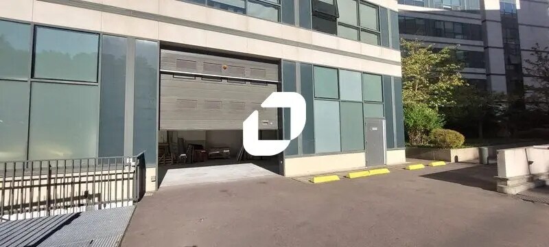 Office in Saint-Denis for lease - Building Photo - Image 3 of 11