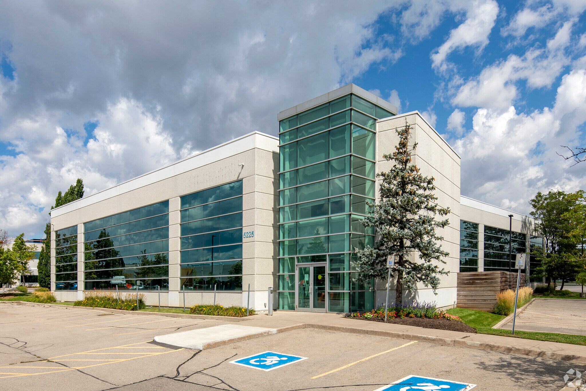 5225 Satellite Dr, Mississauga, ON à vendre Photo principale- Image 1 de 1